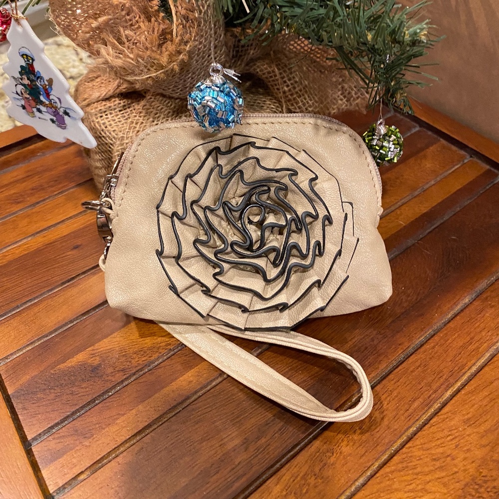 Beautiful wristlet with a feminine floral design